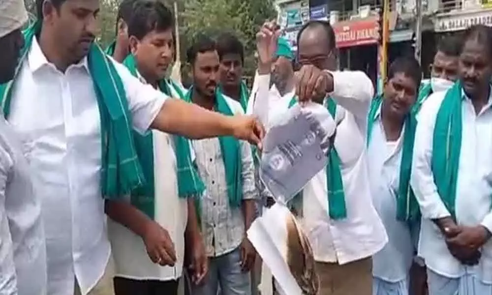 Turmeric farmers burn Tamil Nadu’s BJP manifesto in Armoor