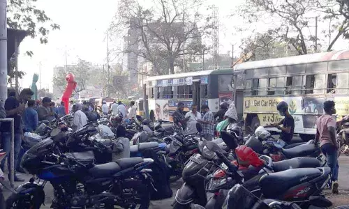 Narrow roads cause traffic snarls near Shah Ghouse hotel, Tolichowki