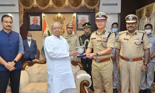 Andhra Pradesh Governor Biswabhusan Harichandan pats Gautam Sawang for bagging Best DGP Award