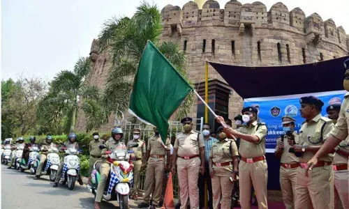 SP Dr Fakkeerappa Kaginelli flagging off the Disha vehicles at DPO office near Konda Reddy Fort in Kurnool on Saturday