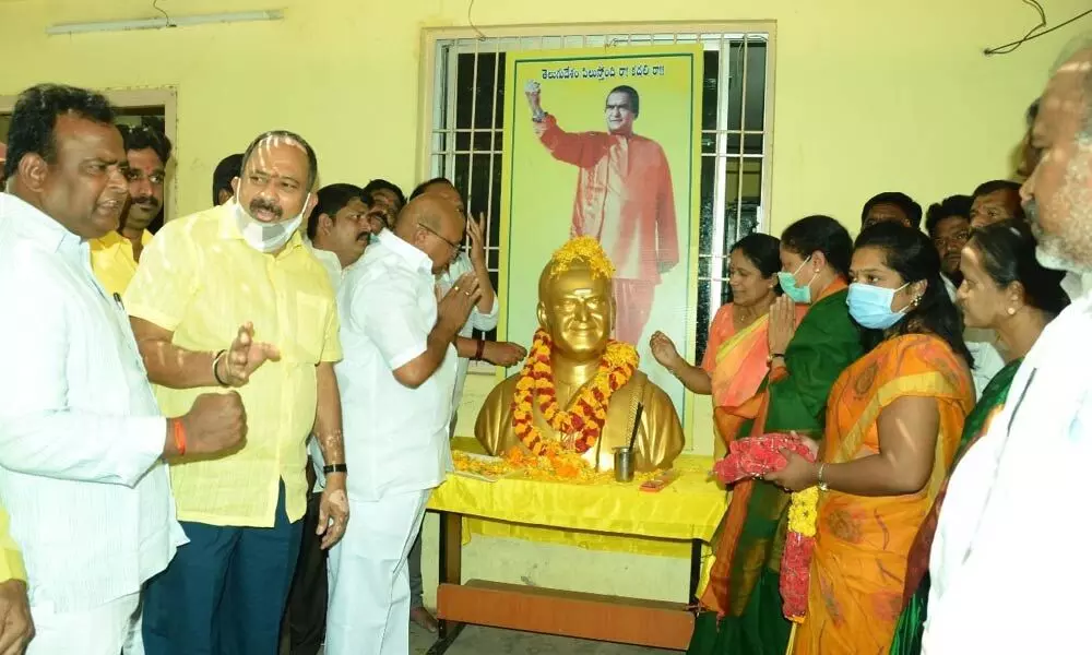 TD Kurnool Parliamentary segment president Somisetty Venkateswarlu along with former MLA Kotla Sujathamma and other party cadre garlanding to the bust of former Chief Minister and TDP founder NT Rama Rao at party office in Kurnool on Monday