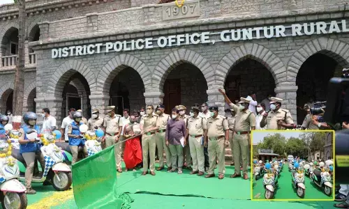 Guntur Rural SP Vishal Gunny flagging off Disha patrolling vehicles and Disha Crime Scene Management vehicles  in Guntur on Monday