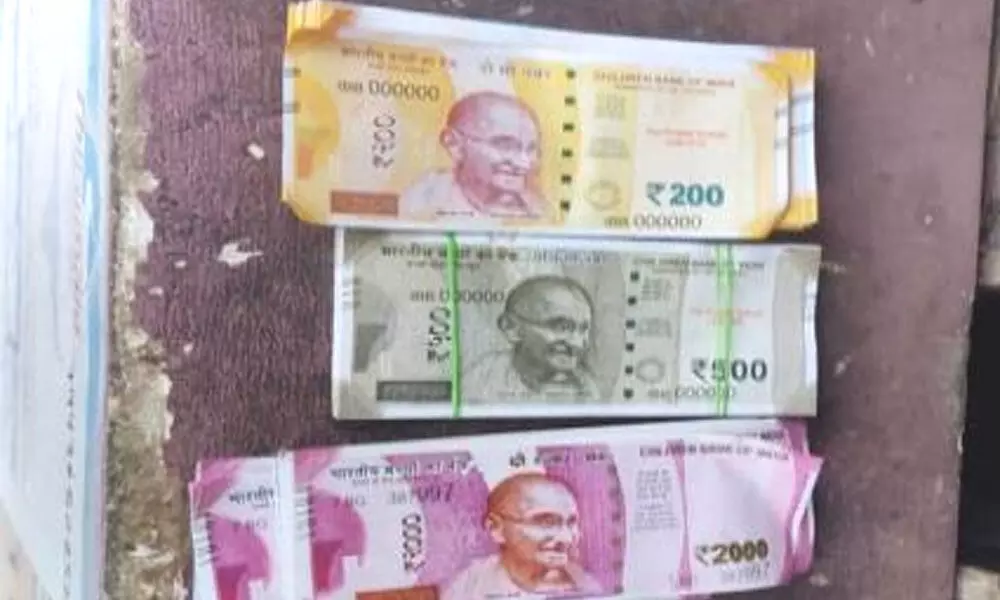 Guntur: Currency bundles found at a dumping yard, everyone surprised after knowing the truth