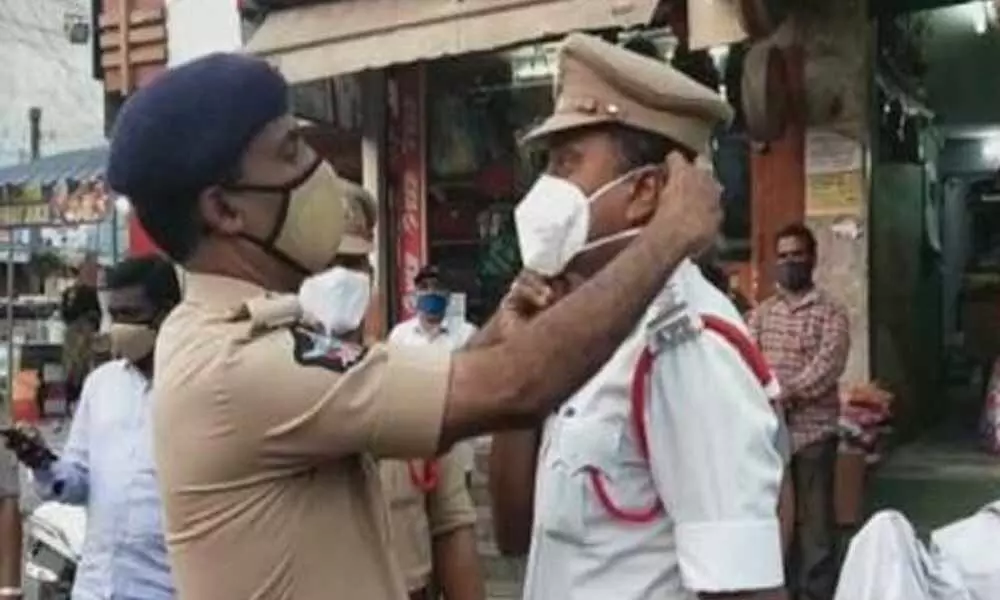 Andhra Pradesh: Traffic Circle Inspector fined by SP for not wearing mask in Guntur