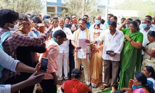 DCC president Naini Rajender Reddy speaking at the relay hunger strike of MGM employees in Warangal on Tuesday