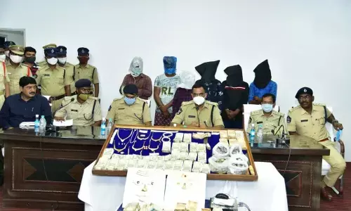 SP Dr Fakkeerappa Kaginelli addressing mediapersons in Kurnool on Tuesday