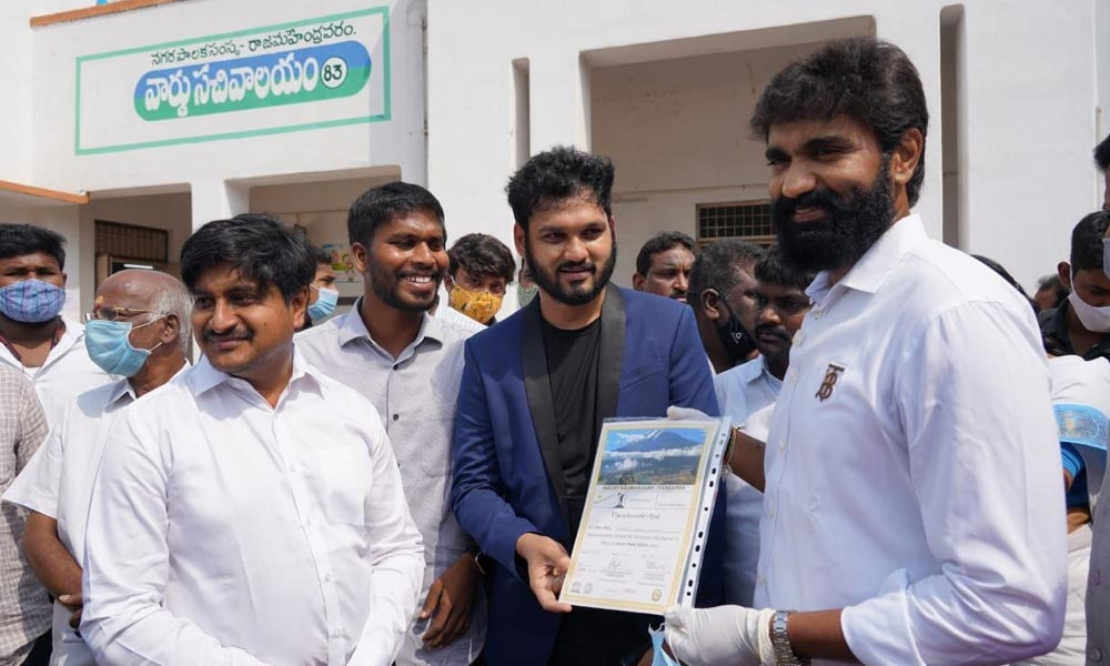 MP Bharat Ram felicitating mountaineer Achanta Umesh  in Rajamahendravaram on Thursday