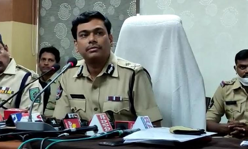 Commissioner of Police Manish Kumar Sinha sharing details of the Karakachettu Polamamba temple theft with media in Visakhapatnam on Thursday