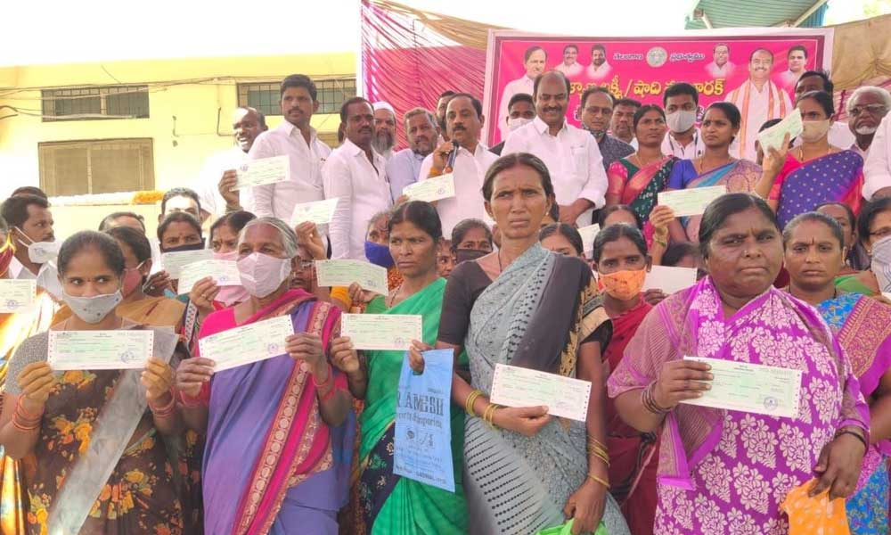 MLA Bandla Krishna Mohan Reddy along with the beneficiaries of Kalyana Lakshmi cheques at a programme in Gadwal on Thursday