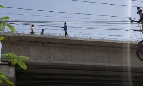 Tippler gives tough time to cops