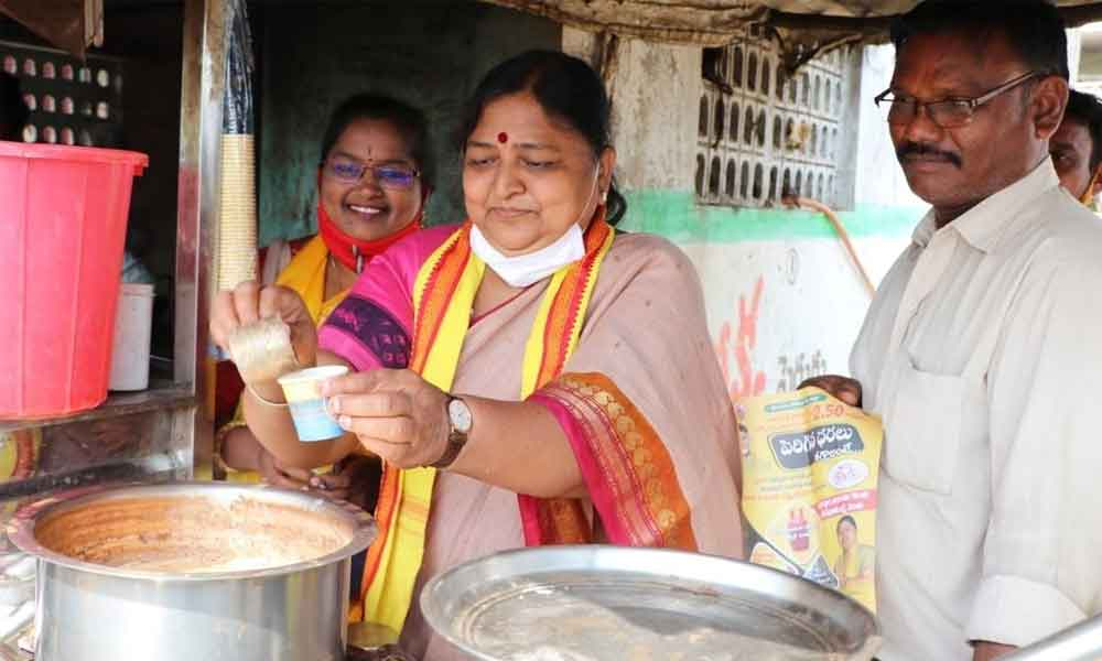 TDP MP candidate Panabaka Lakshmi preparing tea in Manubole in Nellore district on Saturday
