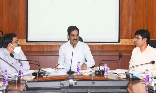 Principal Secretary, Transport, Roads and Buildings MT Krishna Babu at a meeting with the district officials at the Collectorate in Visakhapatnam on Saturday
