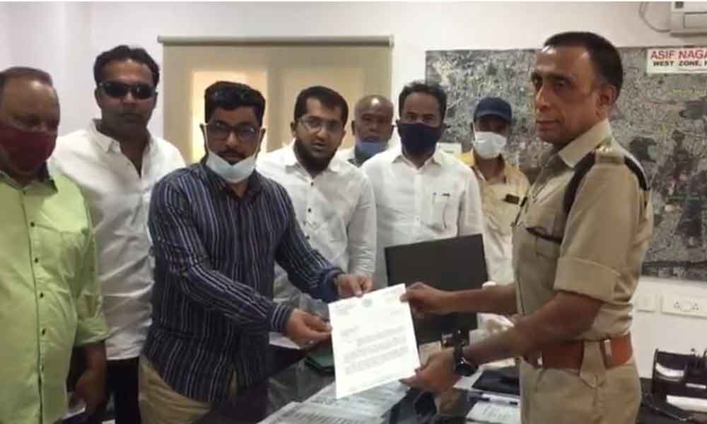 MLA Jaffer Hussain Merajlodging a complaint with Asifnagar ACP Siva Marutiagainst Mahant Swami YatiNarasinghanandSaraswati of Dasna Devi temple of Ghaziabad