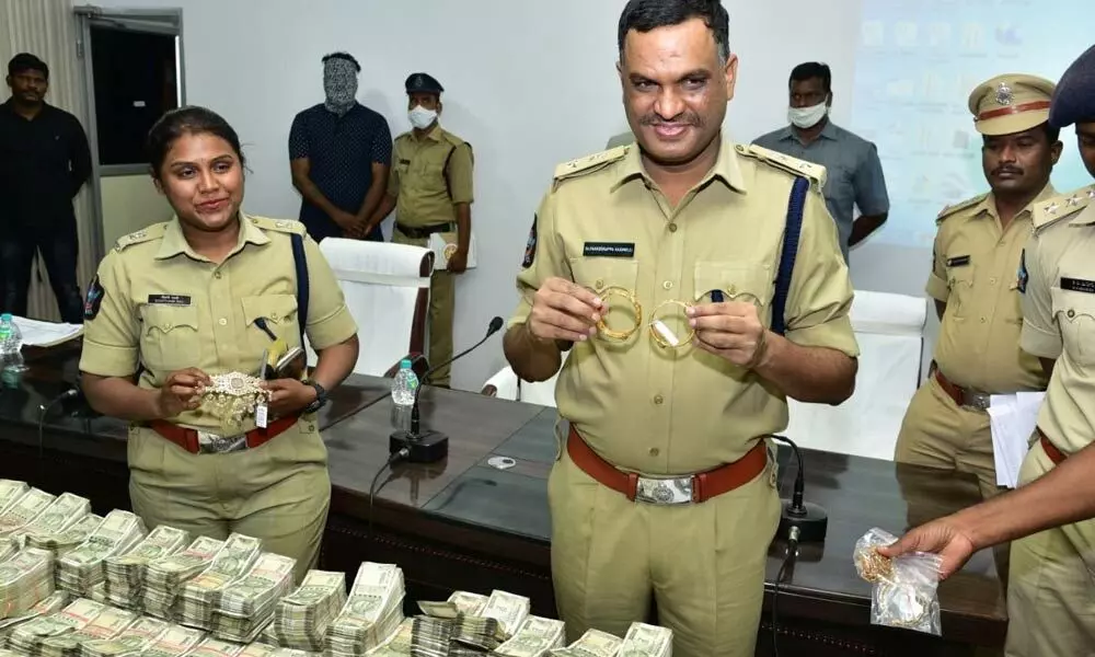 SP Dr Fakkeerappa Kaginelli giving details of seizure of cash and gold ornaments at a press conference in Kurnool on Saturday. Additional SP Gowthami Sali and others seen.