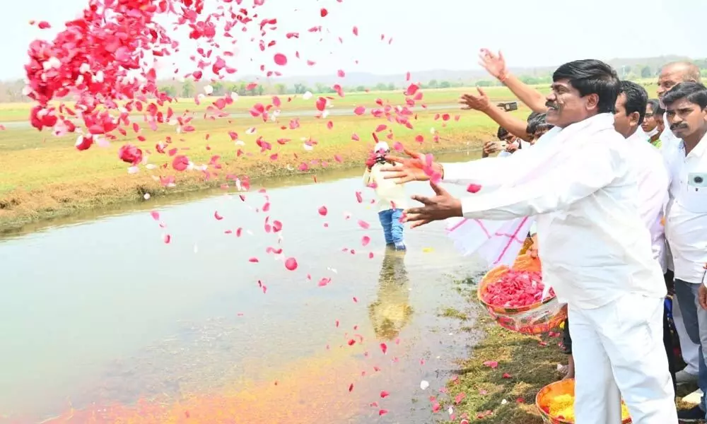 Farmers and   Narsampet MLA Peddi Sudarshan Reddy    offering flowers to Dabbavagu stream near Keerya Thanda under Khanapuram mandal in Warangal Rural district on Saturday