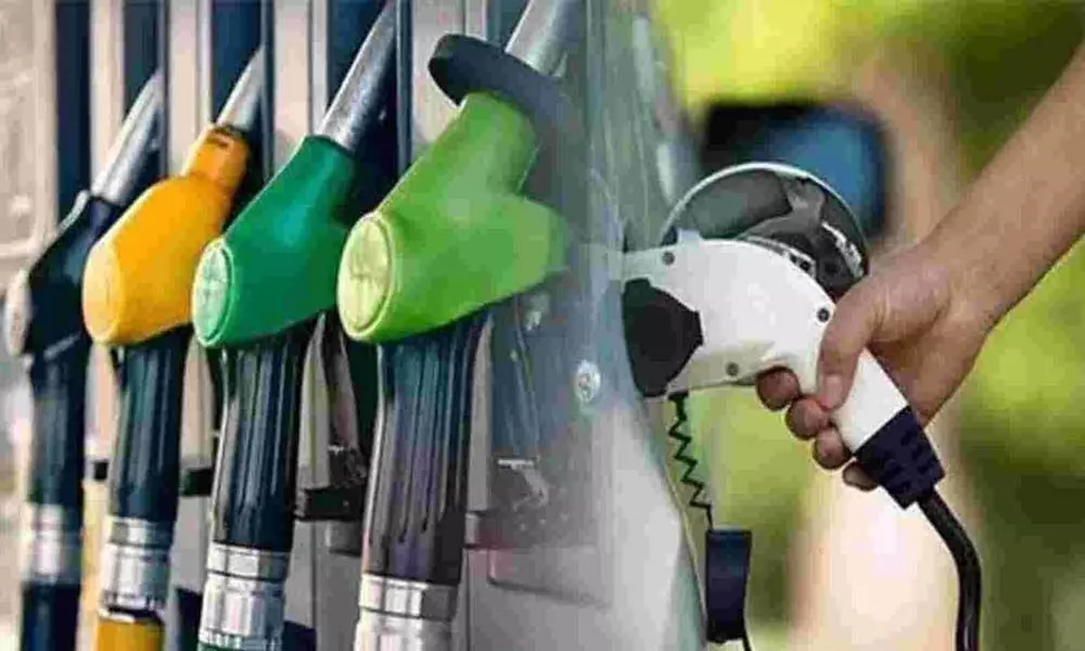 Petrol and diesel prices today in Hyderabad, Delhi, Chennai, Mumbai remains stable on 11 April 2021