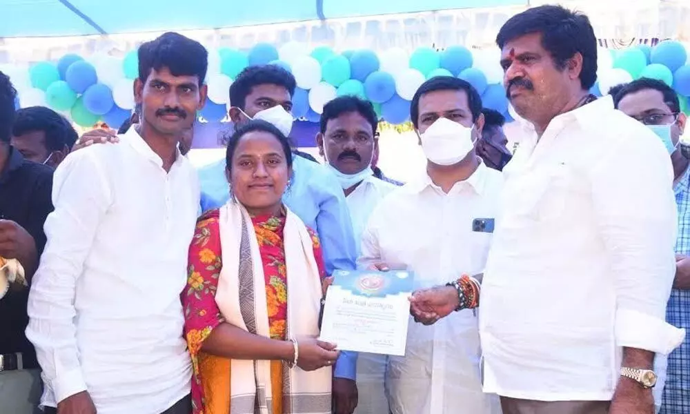 Tourism Minister M Srinivasa Rao presenting Grama Volunteers  Seva Puraskar to a volunteer at Bheeminipatnam in Visakhapatnam district on Monday