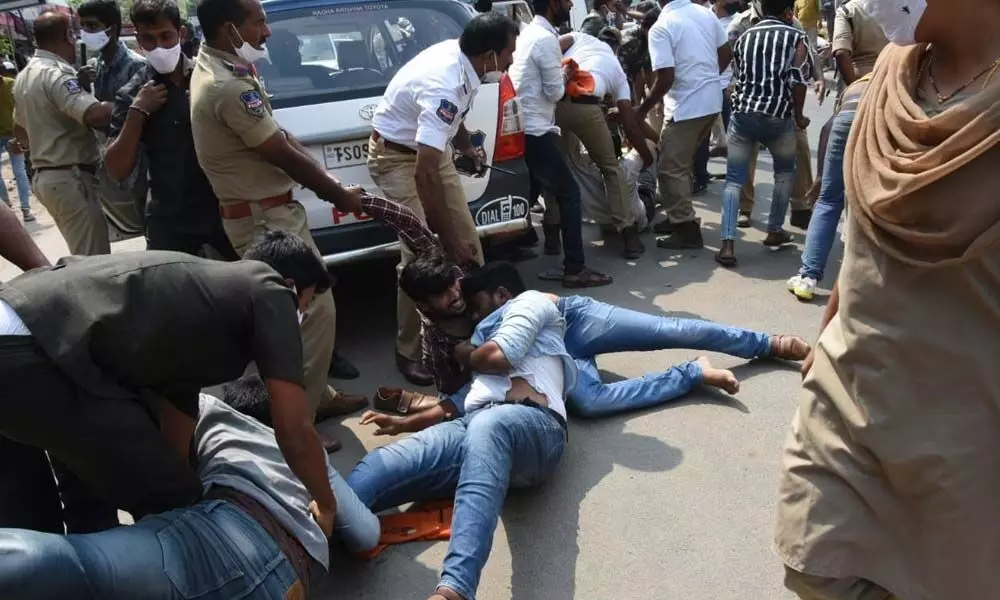 ABVP workers obstructing KTR convoy at Desaipet in Warangal on Monday