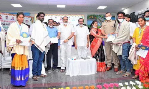 Minister Balineni Srinivasa Reddy, MP MaguntaSrinivasulu Reddy, Collector Dr Pola Bahskara, SP Siddharth Kaushal, Mayor Gangada Sujatha felicitating the volunteers and presenting awards in Ongole on Monday