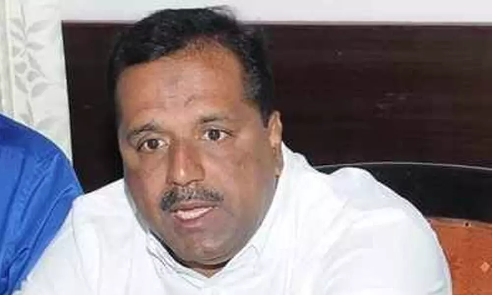Ex-minister Khader escapes unhurt in car accident