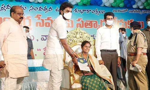 MP Bharat Ram presenting awards to ward volunteers in Rajamahendravaram on Wednesday