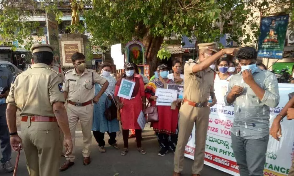 West Godavari police continues vigorous campaign on Covid masks