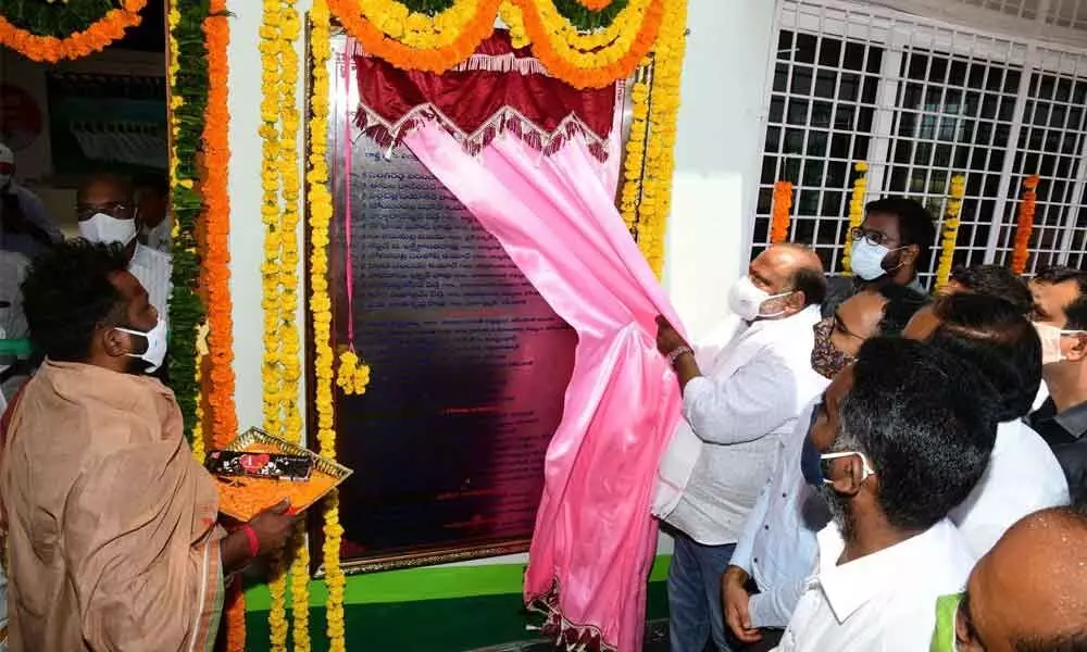 BC Welfare Minister Gangula Kamalakar inaugurating Rythu Vedika at Mogdumpur village on Thursday