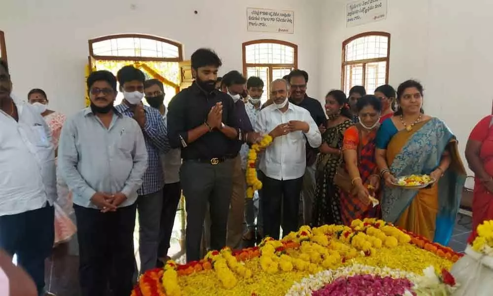 MP Margani Bharat Ram paying tributes to Kandukuri Veeresalingam Panthulu in Rajamahendravaram on Friday