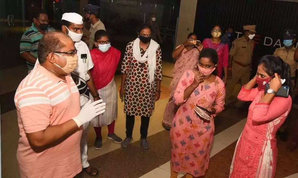 Krishna District Collector Md Imtiaz creating awareness about wearing mask in Vijayawada