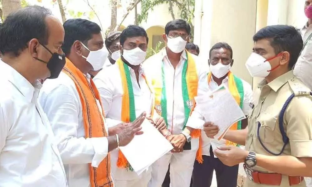 BJP leaders submitting a memorandum to Urban SP Ch Venkata Appala Naidu in Tirupati on Monday