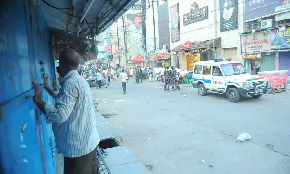 The busy Besant Road wears a deserted look after shopkeepers closed their shops by  6 pm in Vijayawada on Monday following the Covid 19 spread Photo: Y Vinay Kumar