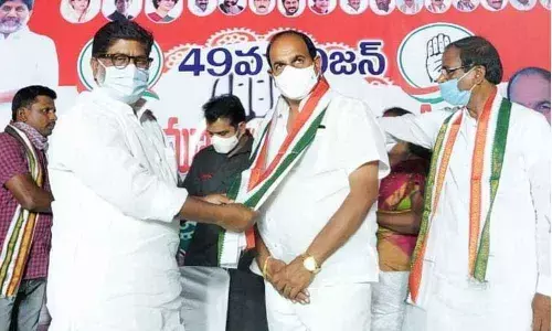 CLP leader Mallu Bhatti Vikramarka welcoming a leader into the Congress in Khammam on Monday