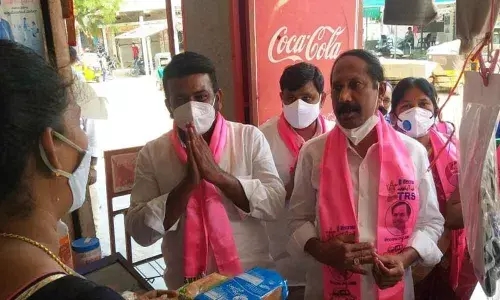 SUDA Chairman Bachu Vijay Kumar conducting door-to-door campaign for KMC in Khammam on Monday