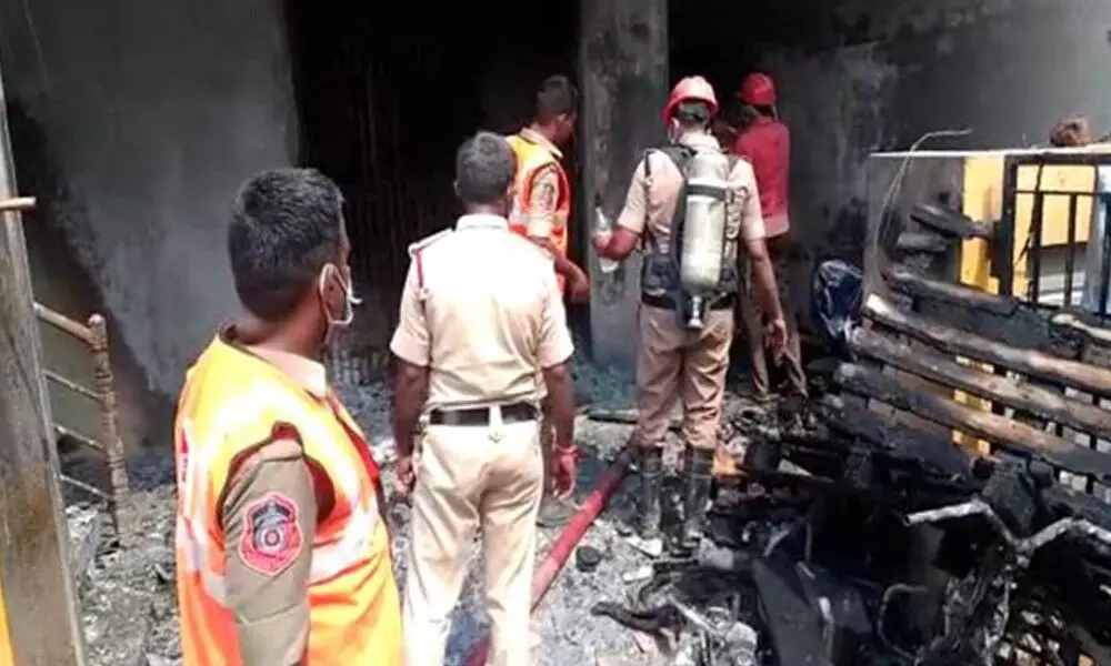 Andhra Pradesh: Fire broke out in an apartment in Nellore district, two injured