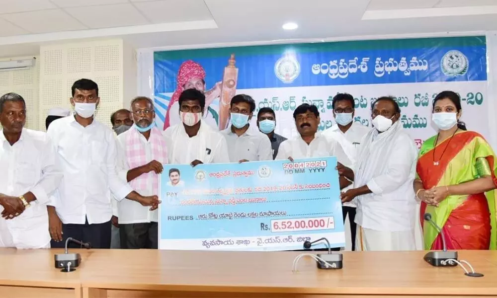 Kamalapuram MLA P Ravindranath Reddy distributing cheque to the farmers under ZPIR scheme on Tuesday