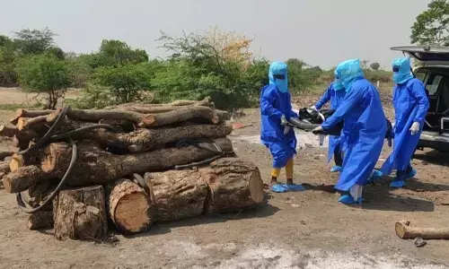 Muslim youth conducting final rites to a covid patient at Sataram village of Mallapur mandal on Tuesday