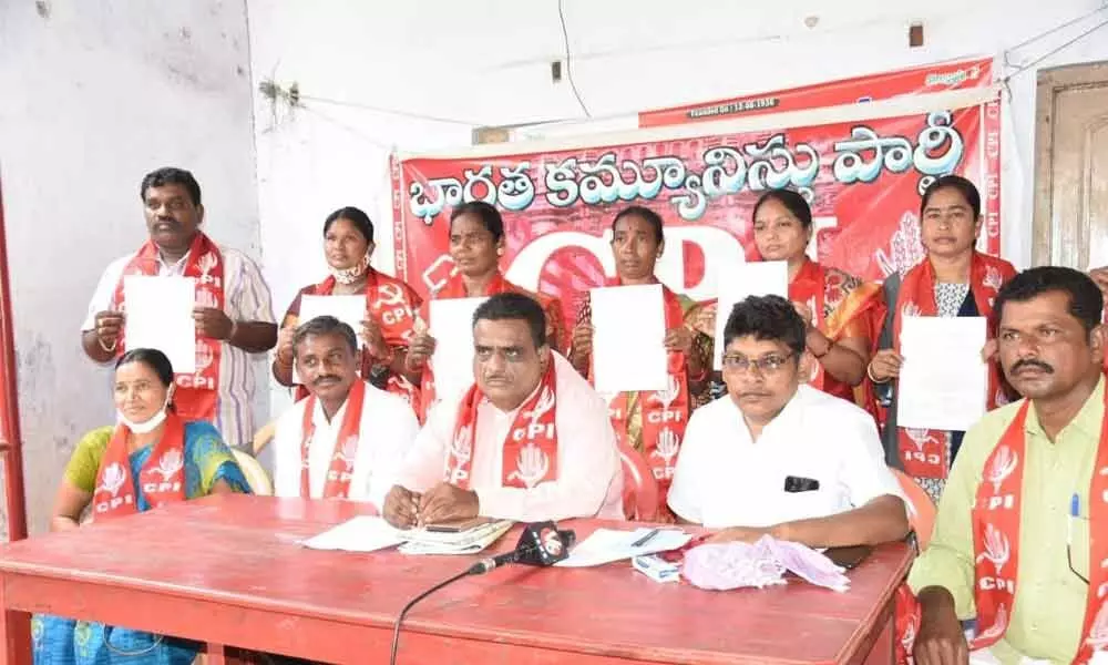 CPI State secretary Thakkallapally Srinivas Rao (centre) with party candidates contesting GWMC polls in Warangal