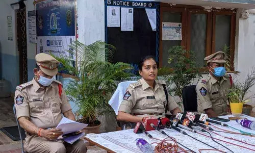 Assistant Commissioner of Police (East) Harshitha Chandra sharing details at a press conference in Visakhapatnam