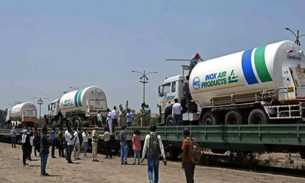 Oxygen express leaves to Maharashtra from Visakhapatnam, 103 tons of oxygen shifted