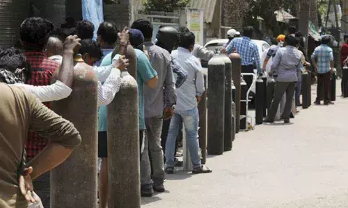 Hospitals in Delhi continue to face oxygen shortage