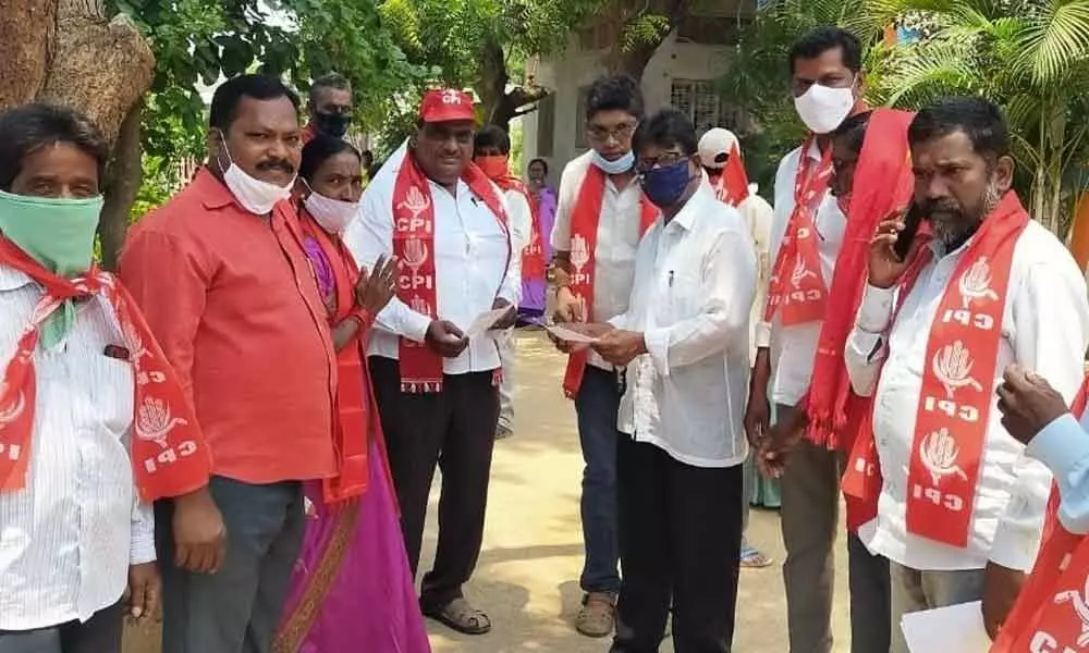CPI cadres led by its State secretariat member Thakkallapally Srinivas Rao campaigning in  Kazipet on Saturday