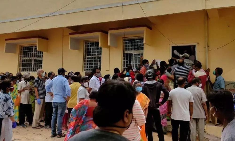 Hyderabad: People in large numbers flock to CHC centre in Rajendranagar for covid vaccine