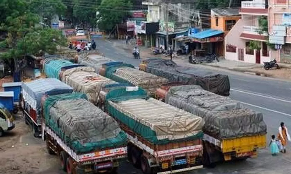 Trucks stranded in Penukonda due to lockdown imposed in Bengaluru