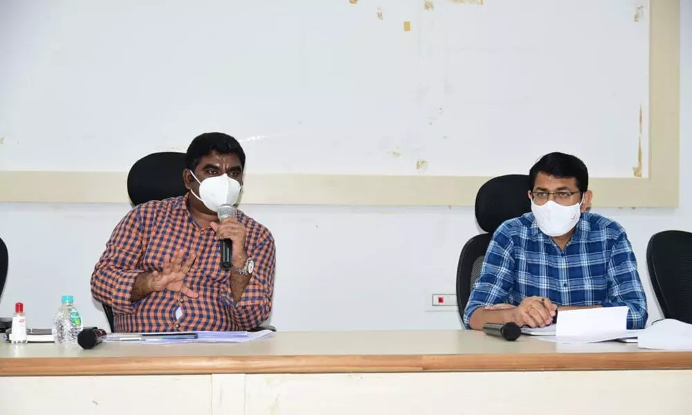 District collector G Veera Pandiyan and Joint Collector S Rama Sunder Reddy addressing a meeting with oxygen management team, in Kurnool on Thursday