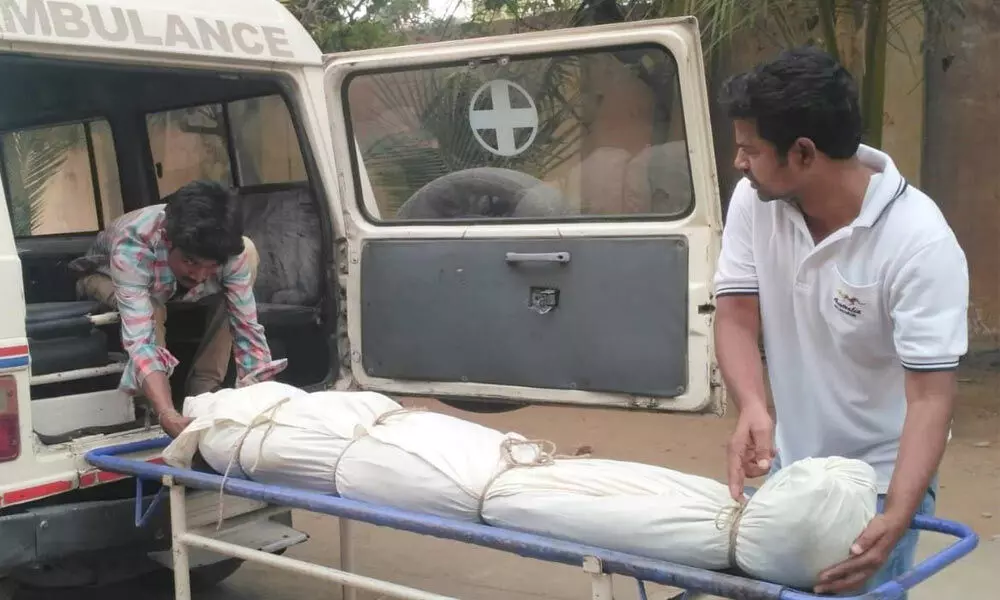 A Sanjeevini member handling a Covid victim’s body in Anantapur