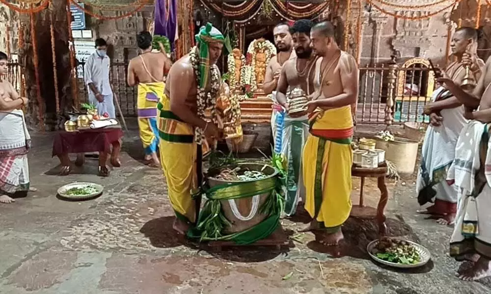 Chakrasnanam being performed to Utsav idols on the last day of ongoing Brahmotsavams of  Sri Kodandaramaswamy temple in Vontimitta on Thursday