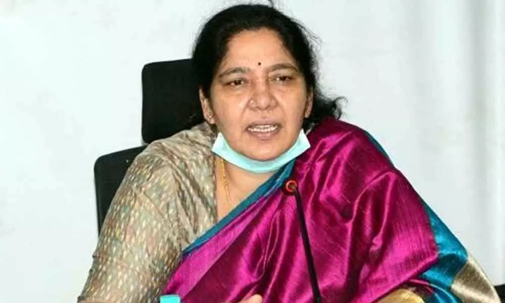 Minister Satyavathi Rathod turns doctor