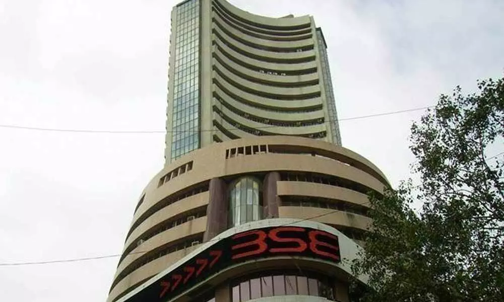 Sensex down 400 points, banking stocks fall