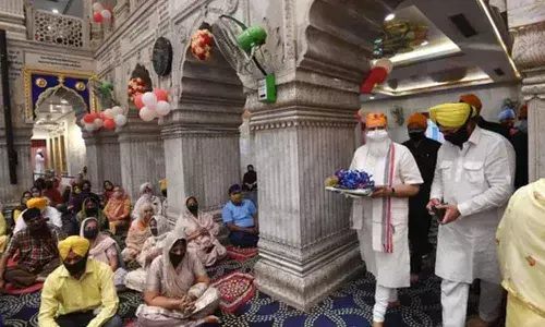 PM Modi offers prayers at Gurudwara Sis Ganj on Guru Teg Bahadurs 400th Prakash Purab