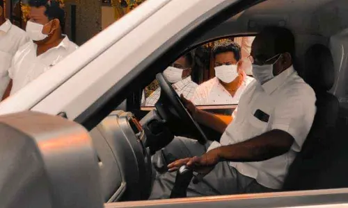 Rajamahendravaram: YSRCP leader arranges vehicle to ferry Covid patients bodies